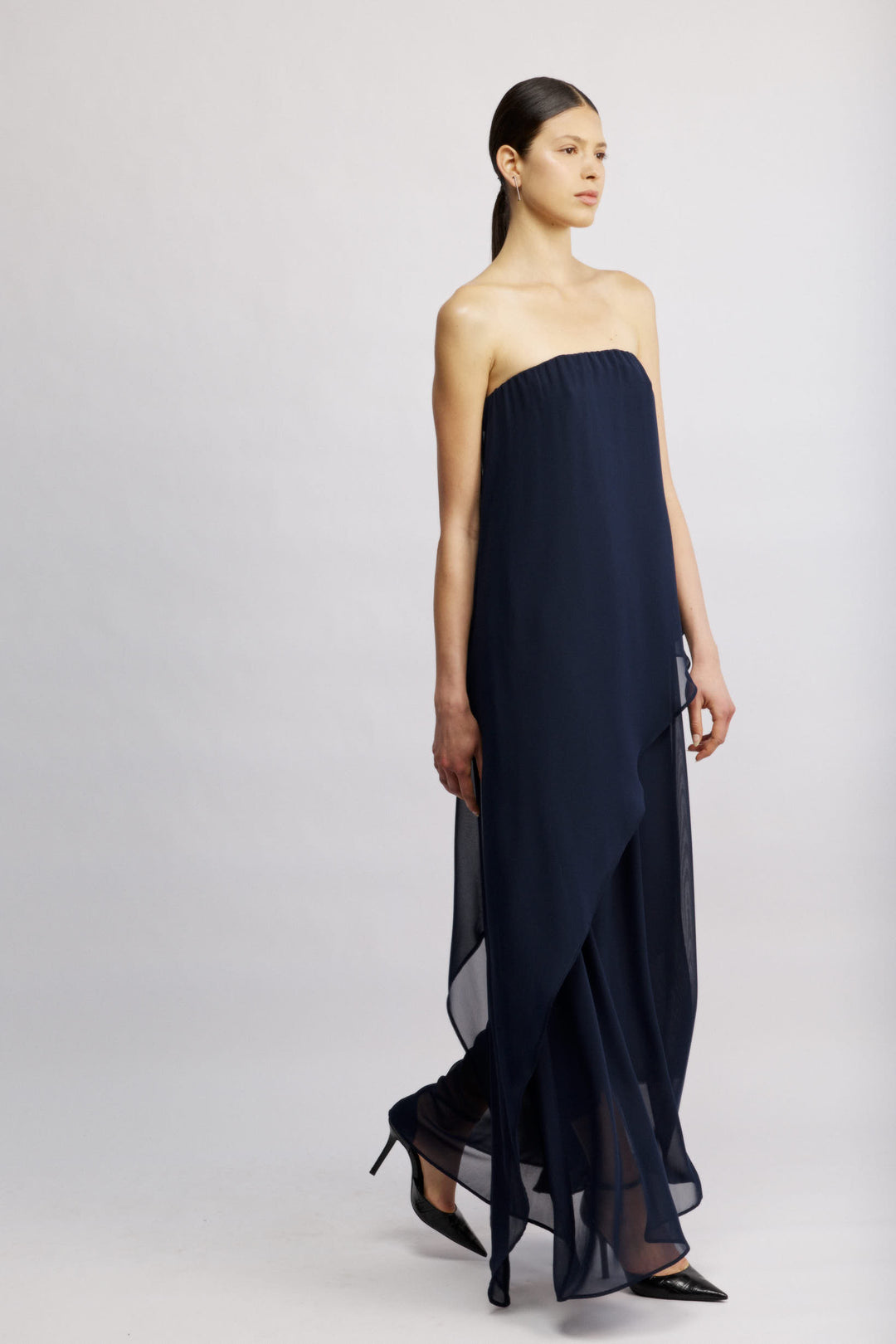 Joy שמלת סטרפלס מקסי כחולה מבד דמוי שיפון ושכבה אי סמטרית משכית