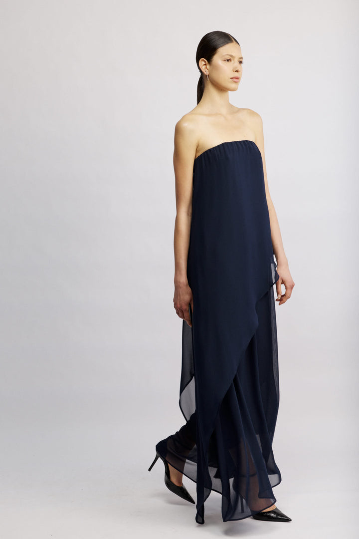 Joy שמלת סטרפלס מקסי כחולה מבד דמוי שיפון ושכבה אי סמטרית משכית