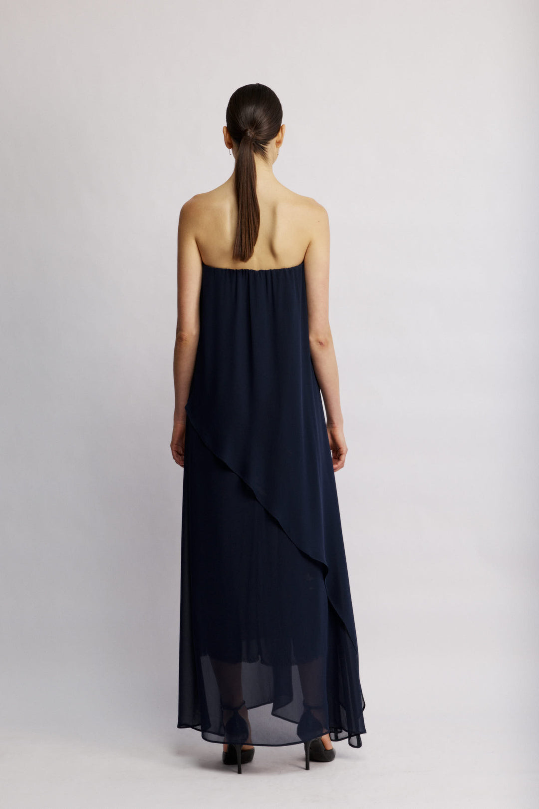 Joy שמלת סטרפלס מקסי כחולה מבד דמוי שיפון ושכבה אי סמטרית משכית