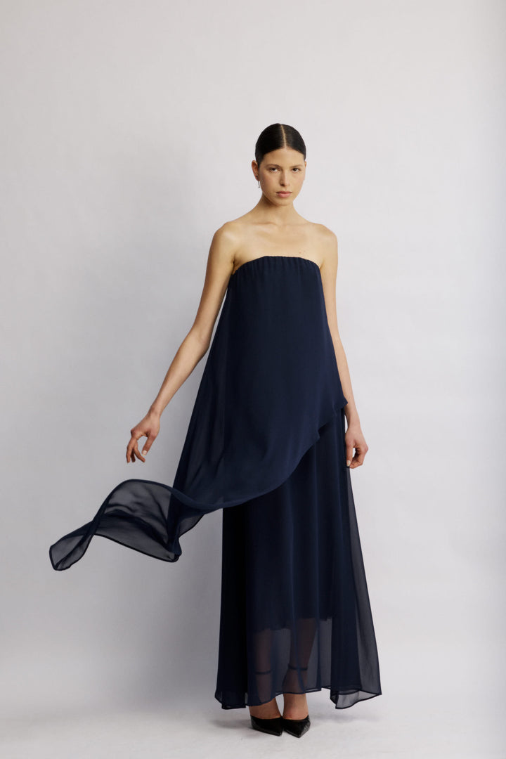 Joy שמלת סטרפלס מקסי כחולה מבד דמוי שיפון ושכבה אי סמטרית משכית