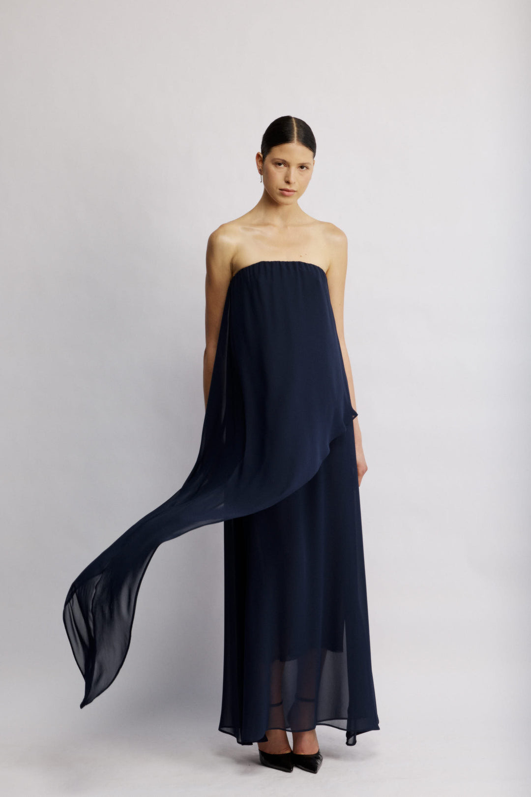 Joy שמלת סטרפלס מקסי כחולה מבד דמוי שיפון ושכבה אי סמטרית משכית