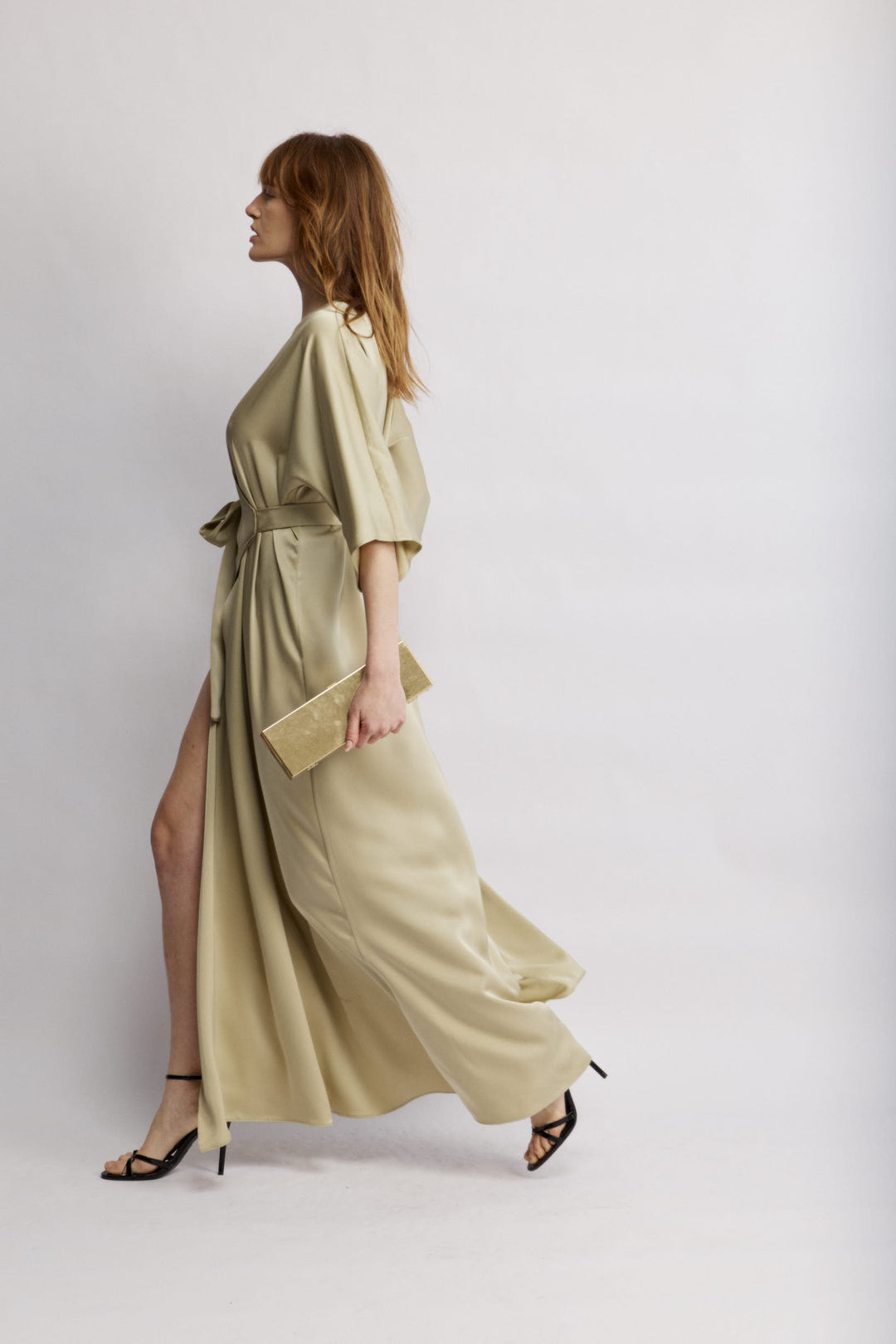 Juno שמלת מעטפת מקסי ירוקה עם קשירה שמדגישה מותן משכית