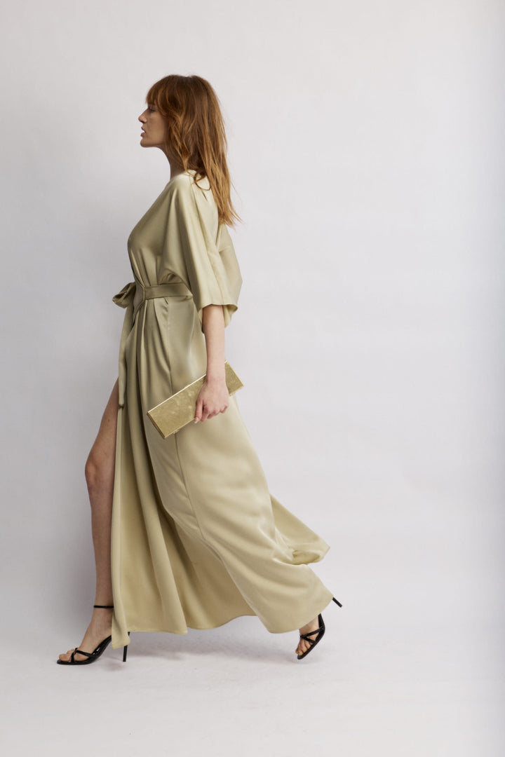 Juno שמלת מעטפת מקסי ירוקה עם קשירה שמדגישה מותן משכית