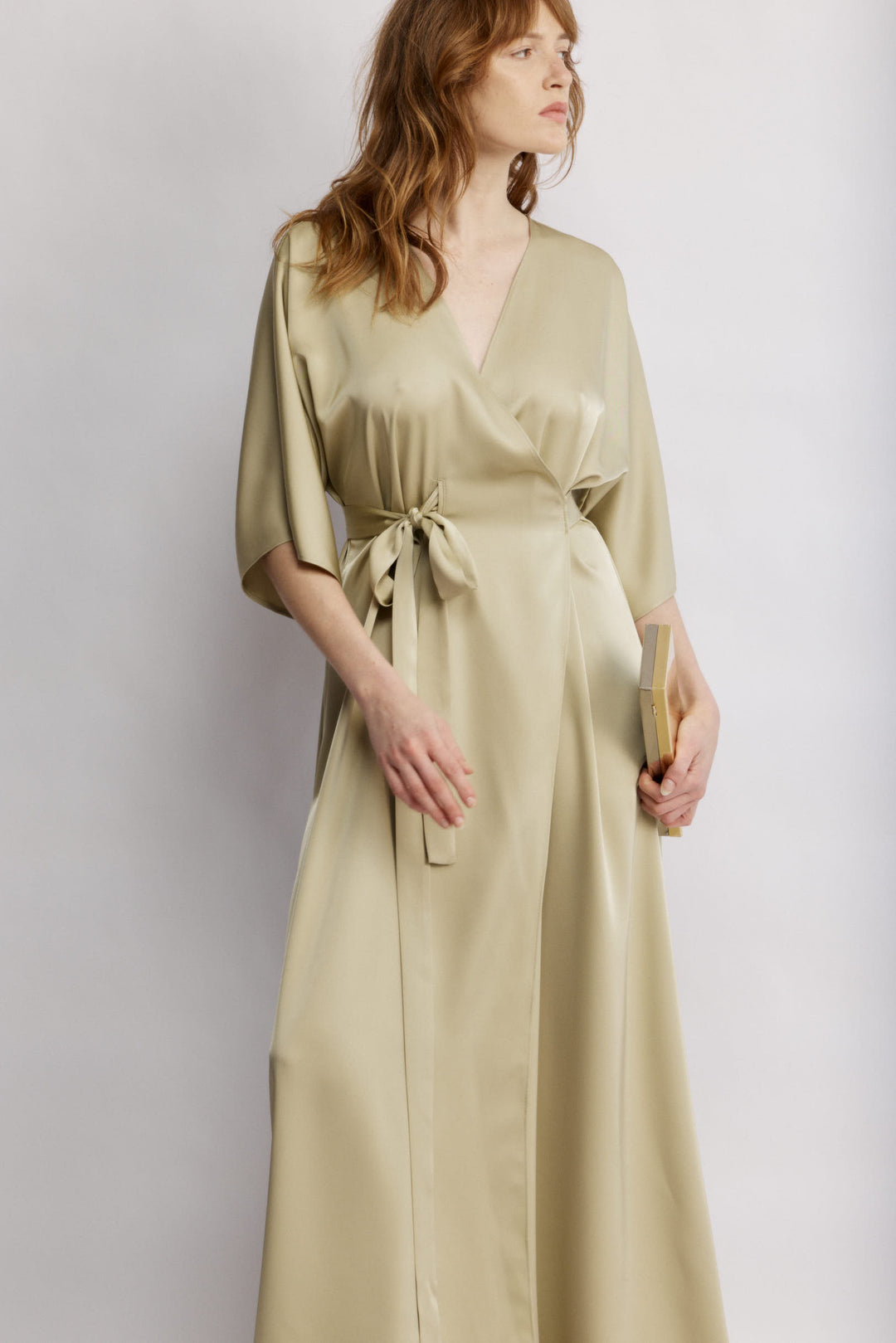 Juno שמלת מעטפת מקסי ירוקה עם קשירה שמדגישה מותן משכית