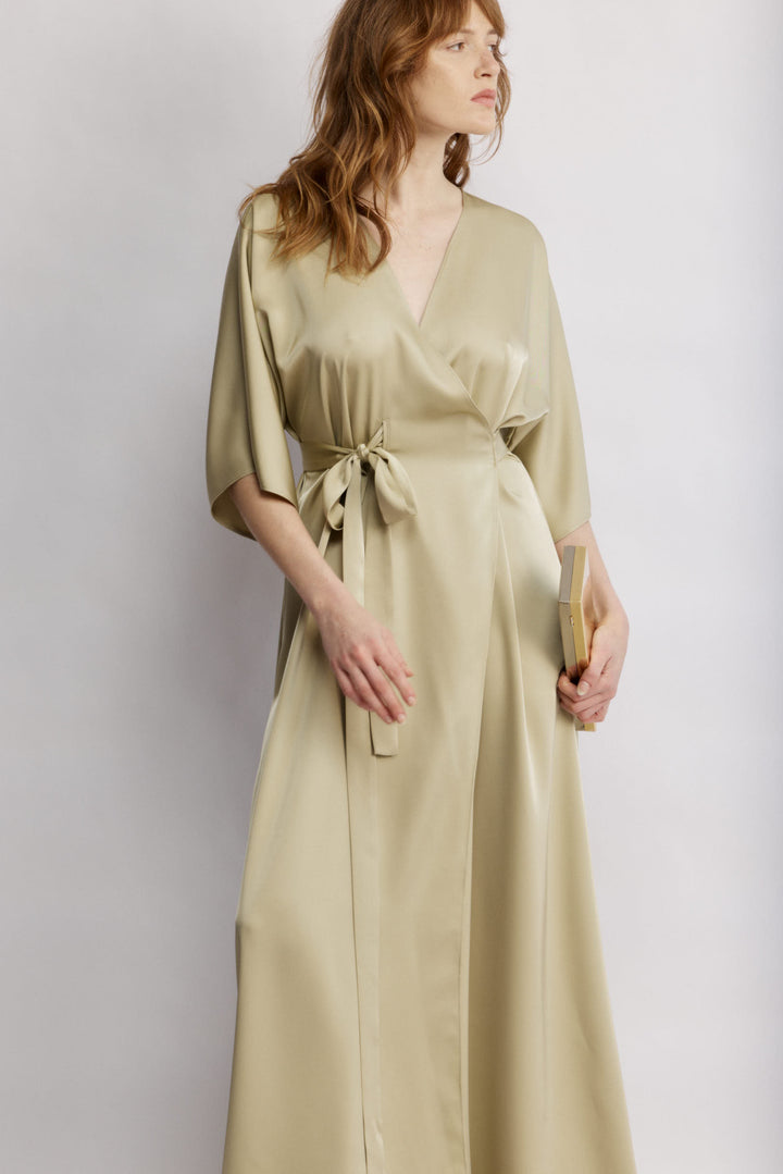 Juno שמלת מעטפת מקסי ירוקה עם קשירה שמדגישה מותן משכית