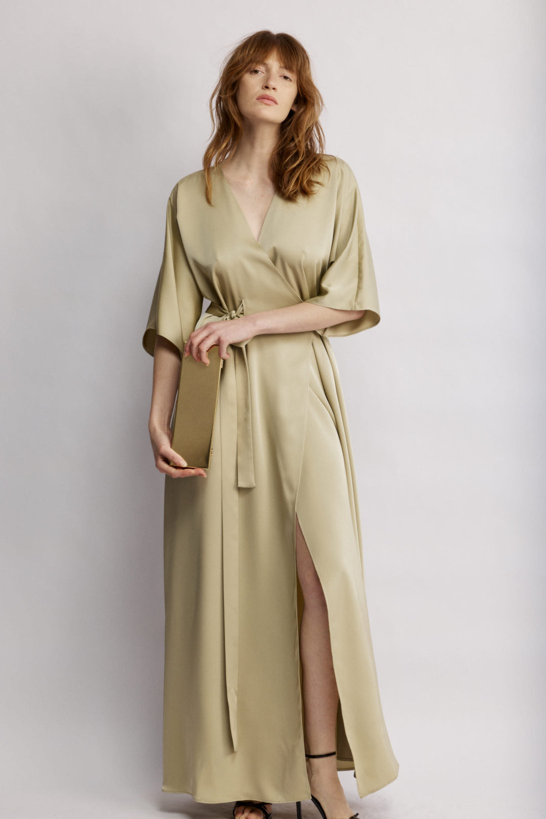 Juno שמלת מעטפת מקסי ירוקה עם קשירה שמדגישה מותן משכית