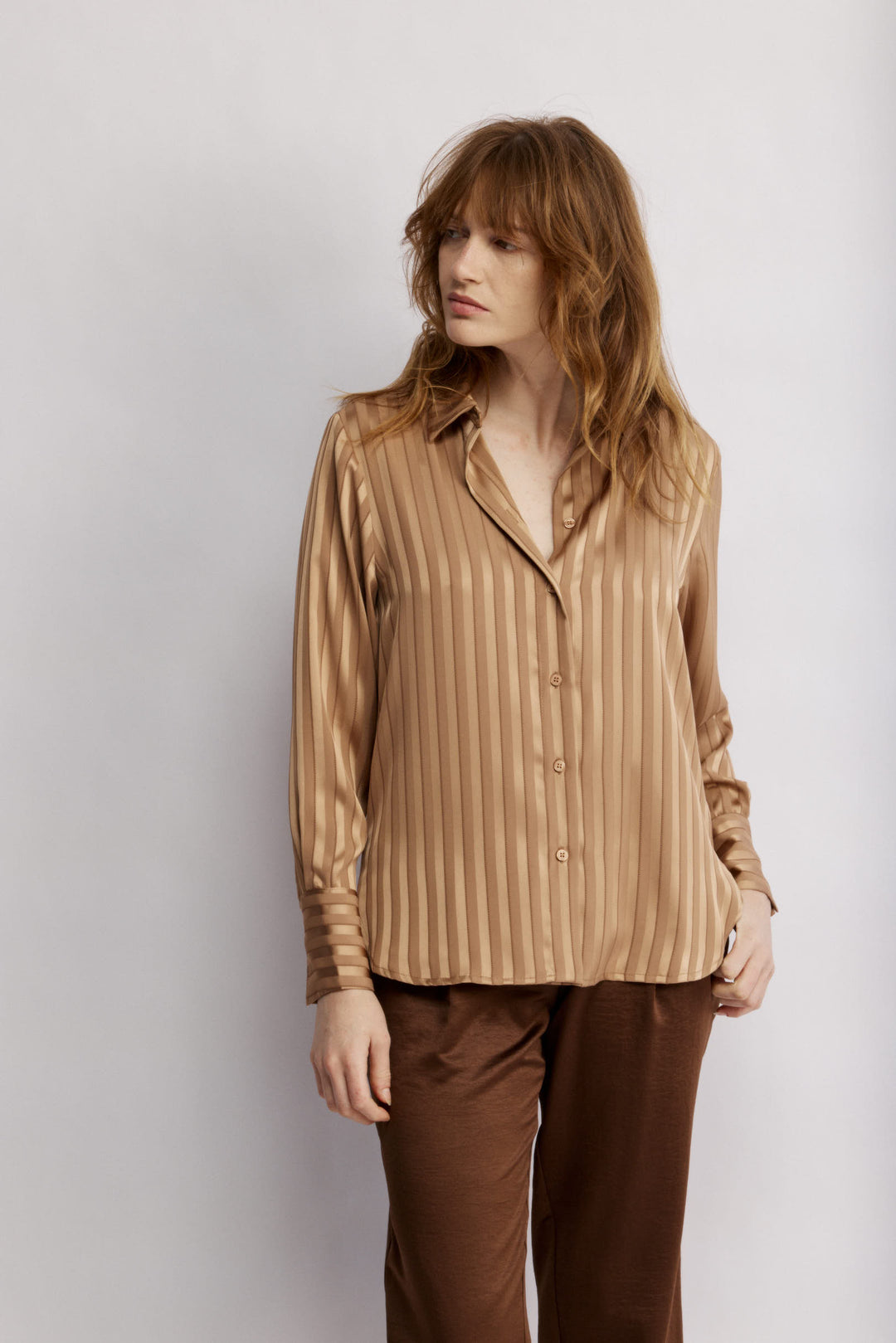 Nuni מכופתרת קלאסית ברונזה מבד סאטן מייקרופייבר איכותי משכית