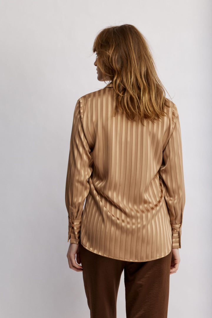 Nuni מכופתרת קלאסית ברונזה מבד סאטן מייקרופייבר איכותי משכית