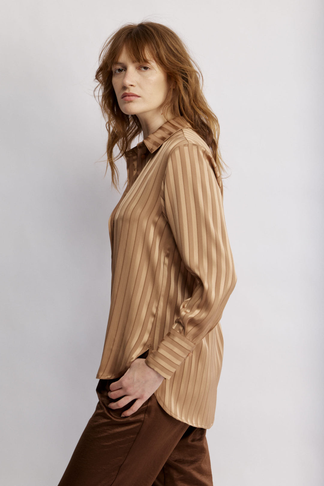 Nuni מכופתרת קלאסית ברונזה מבד סאטן מייקרופייבר איכותי משכית