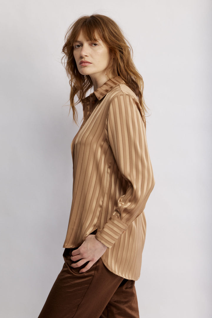 Nuni מכופתרת קלאסית ברונזה מבד סאטן מייקרופייבר איכותי משכית