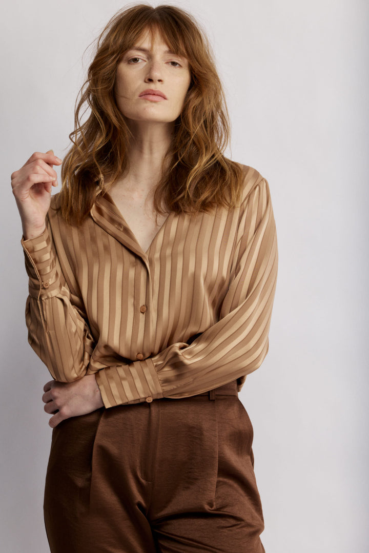 Nuni מכופתרת קלאסית ברונזה מבד סאטן מייקרופייבר איכותי משכית