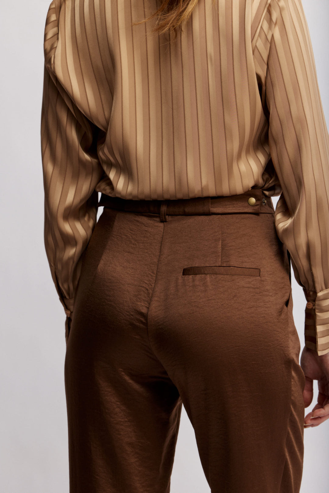 Nuni מכופתרת קלאסית ברונזה מבד סאטן מייקרופייבר איכותי משכית