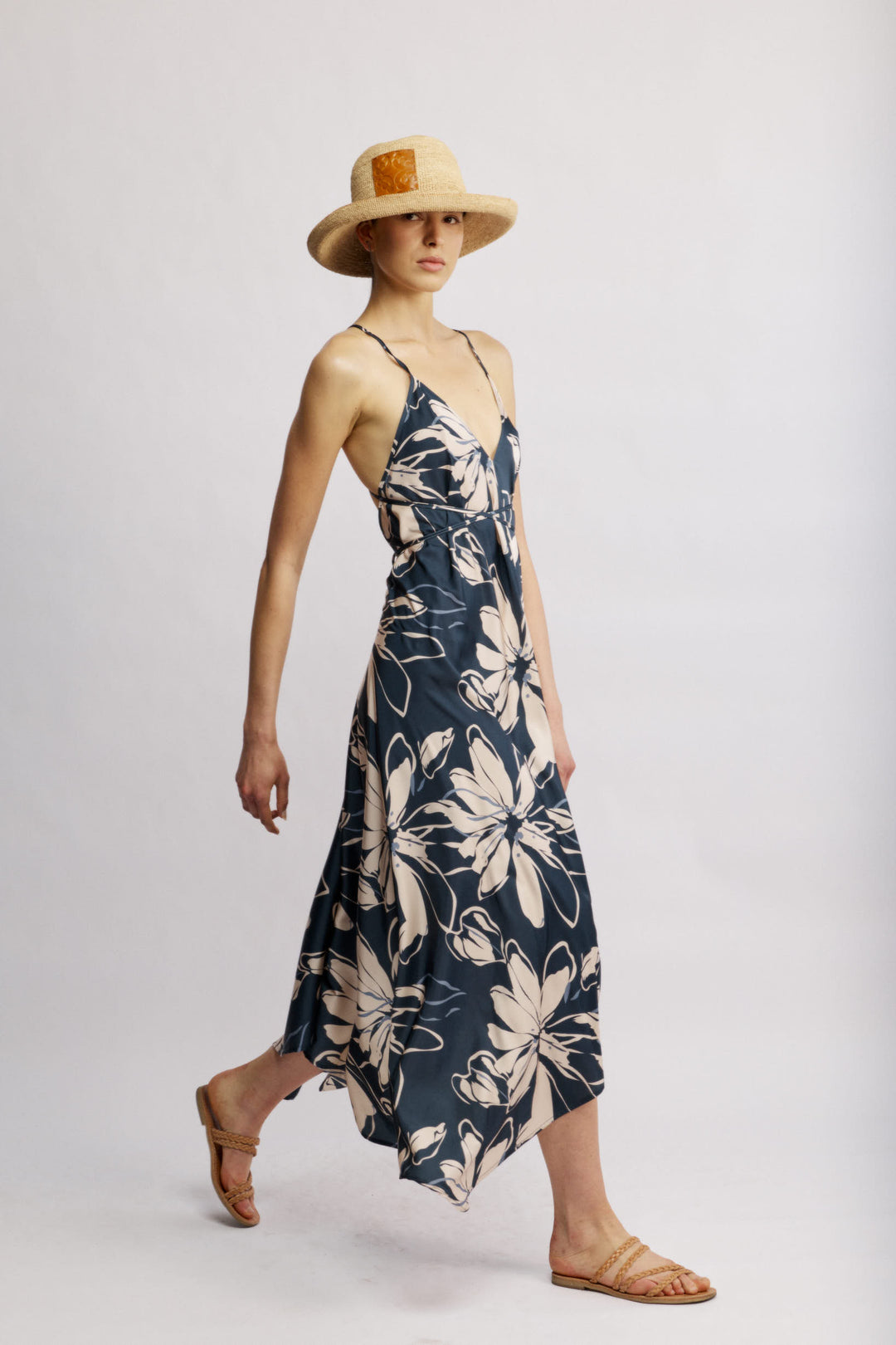 Daisy שמלת מידי כחולה עם מפתח ווי וגב פתוח בעלת סיומת א-סימטרית משכית