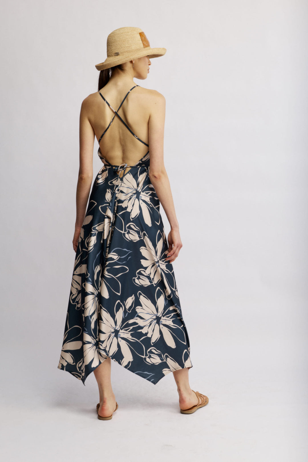 Daisy שמלת מידי כחולה עם מפתח ווי וגב פתוח בעלת סיומת א-סימטרית משכית