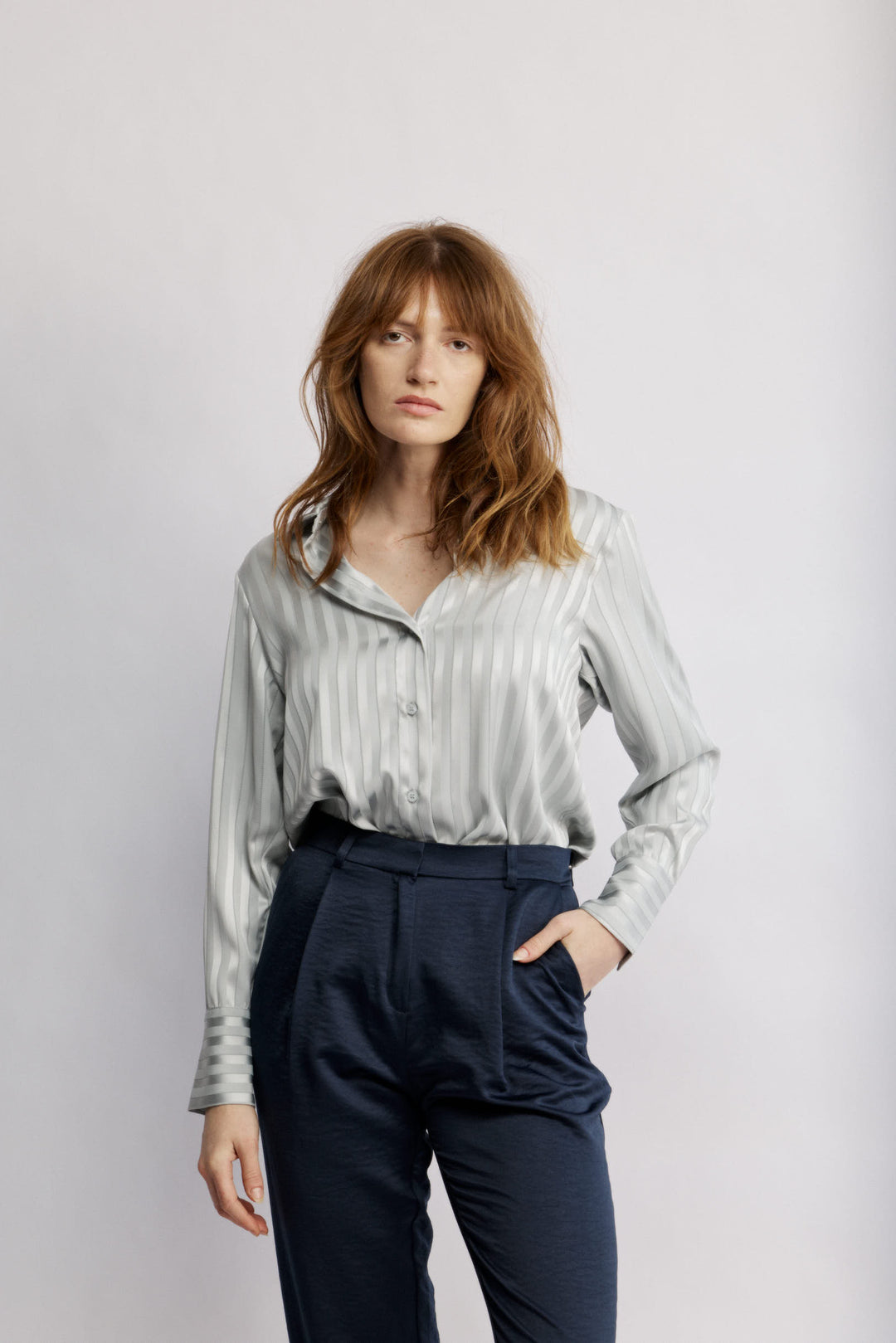 Nuni מכופתרת קלאסית תכלת מבד סאטן מייקרופייבר איכותי משכית