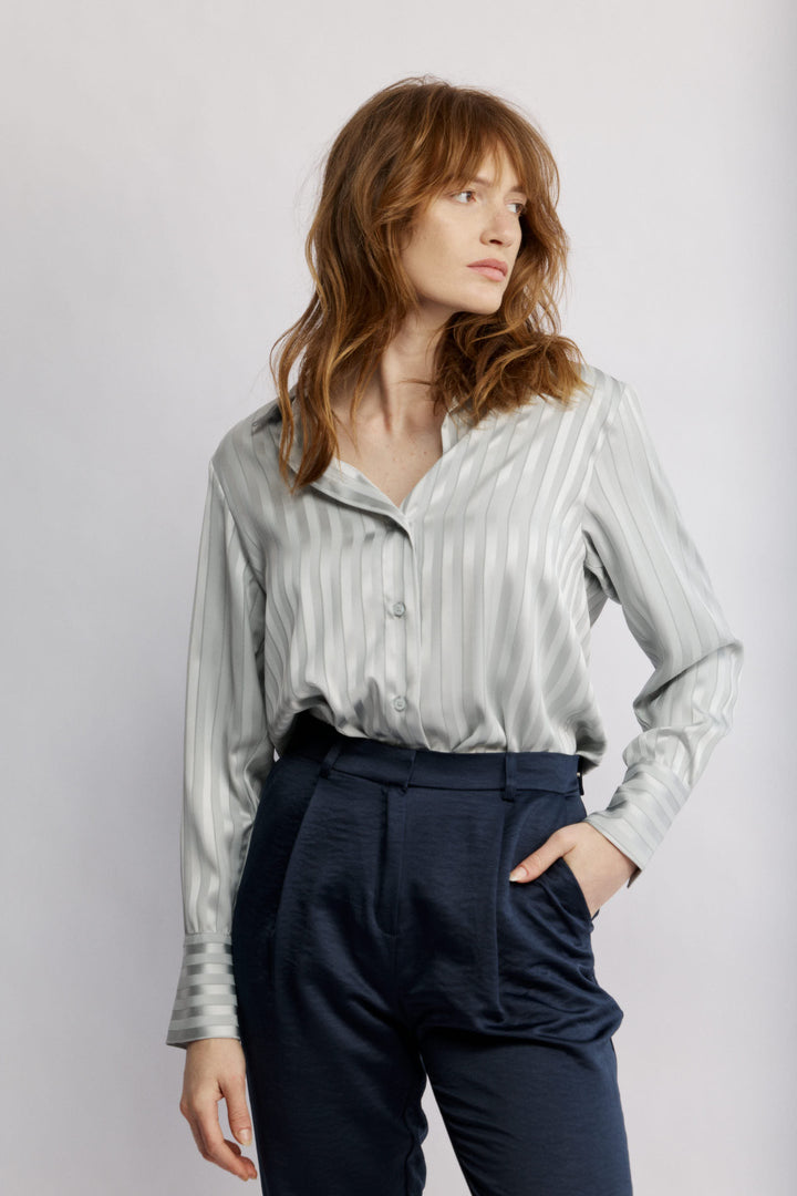 Nuni מכופתרת קלאסית תכלת מבד סאטן מייקרופייבר איכותי משכית