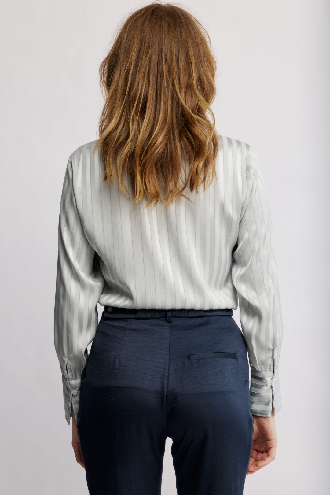 Nuni מכופתרת קלאסית תכלת מבד סאטן מייקרופייבר איכותי משכית