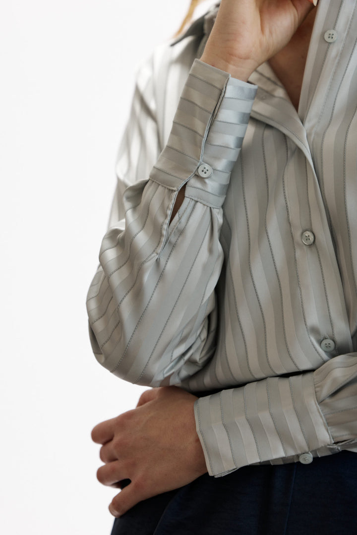 Nuni מכופתרת קלאסית תכלת מבד סאטן מייקרופייבר איכותי משכית