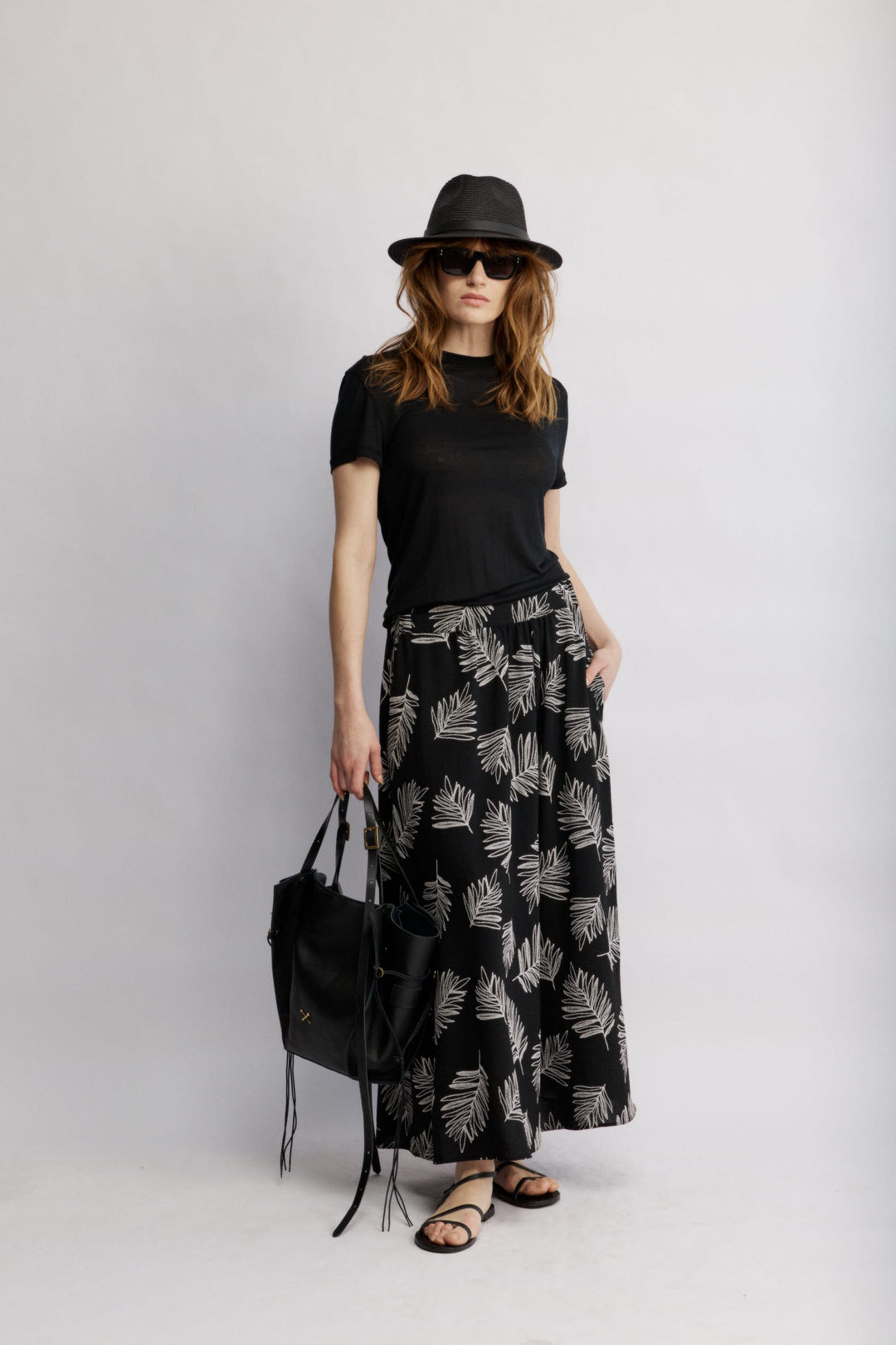 Linda חולצה שחורה בגזרת טי שרט קלאסית מבד נעים משכית