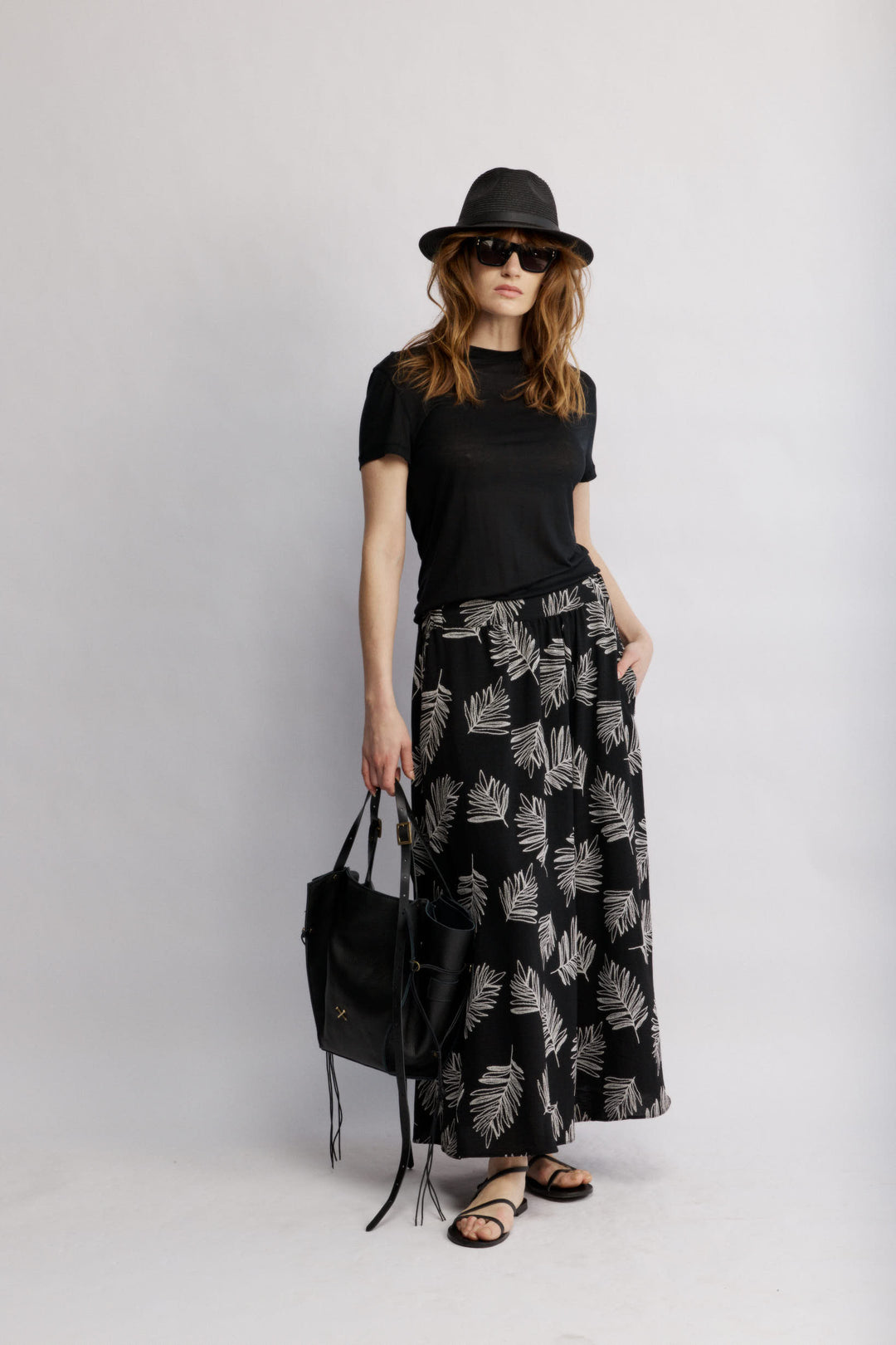 Louis Fedora Hat כובע ארוג שחור עם רצועת עור ולוגו כסוף בקדים משכית