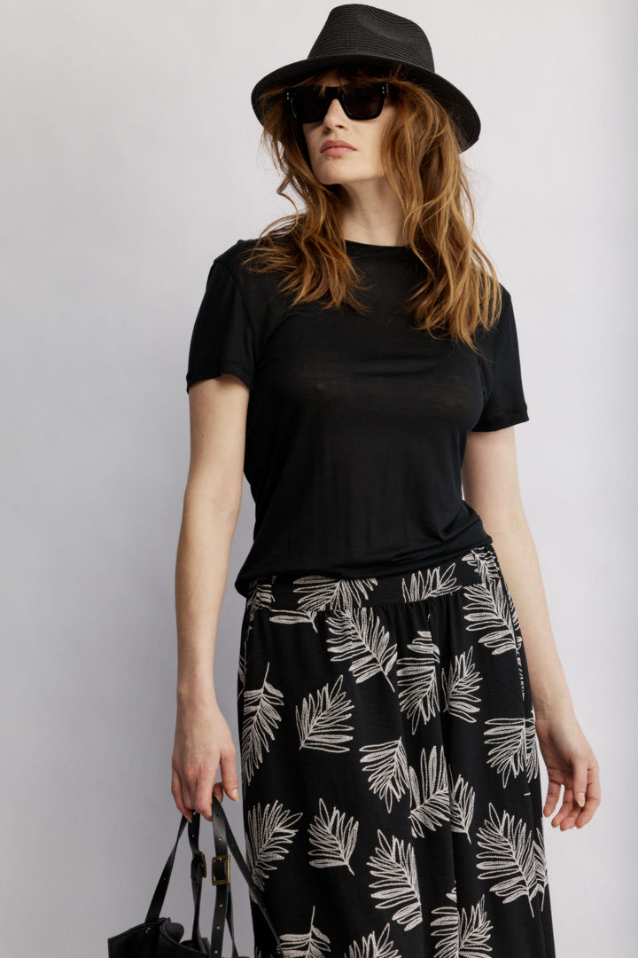 Linda חולצה שחורה בגזרת טי שרט קלאסית מבד נעים משכית