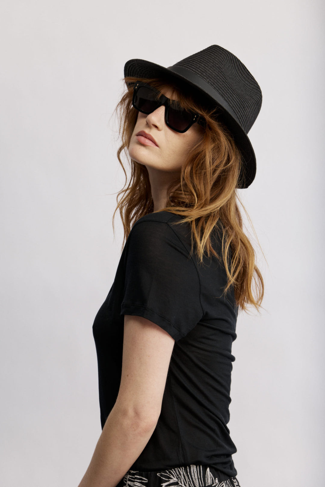 Linda חולצה שחורה בגזרת טי שרט קלאסית מבד נעים משכית