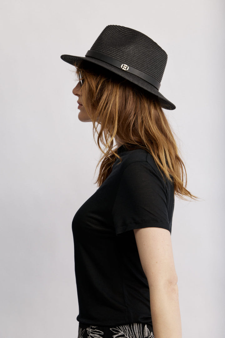 Louis Fedora Hat כובע ארוג שחור עם רצועת עור ולוגו כסוף בקדים משכית