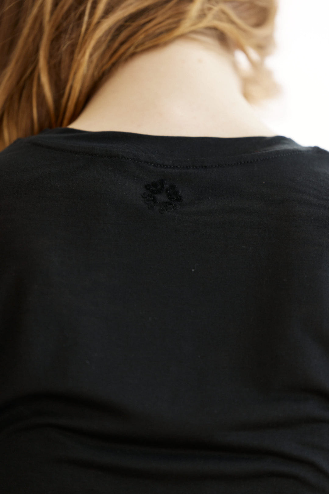 Linda חולצה שחורה בגזרת טי שרט קלאסית מבד נעים משכית