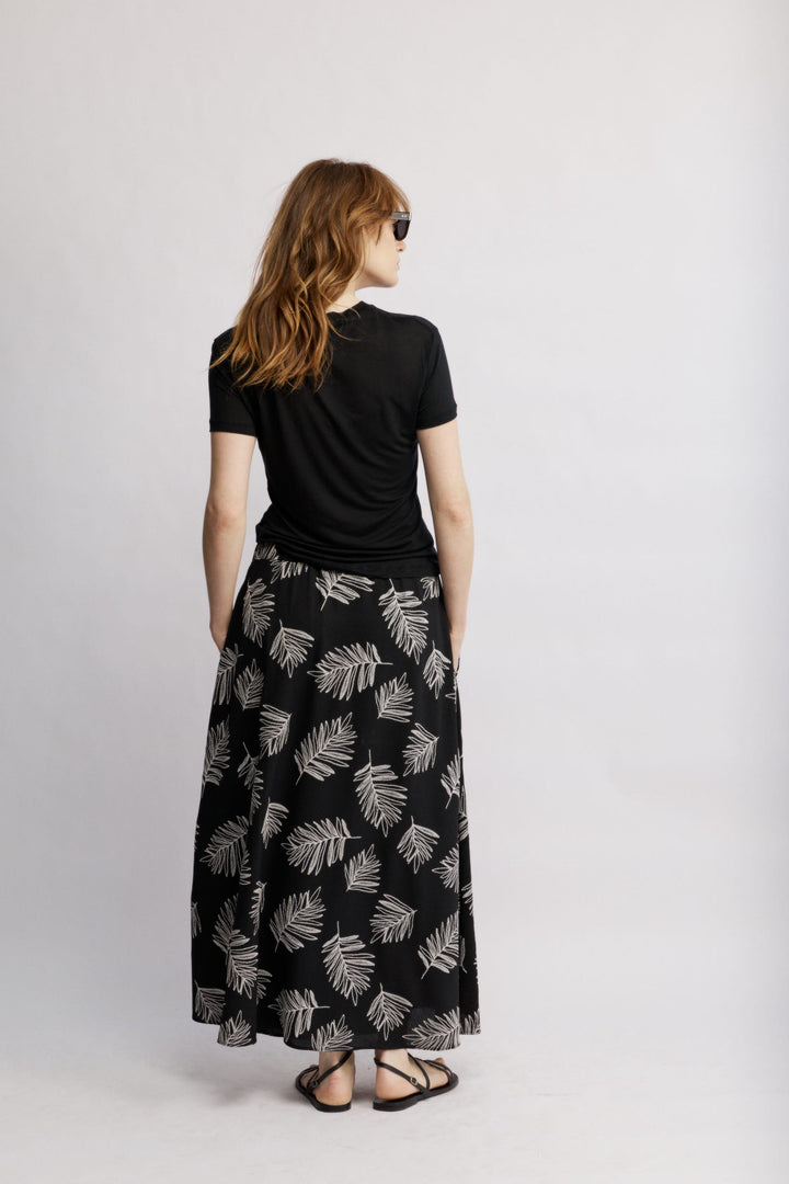 Linda חולצה שחורה בגזרת טי שרט קלאסית מבד נעים משכית