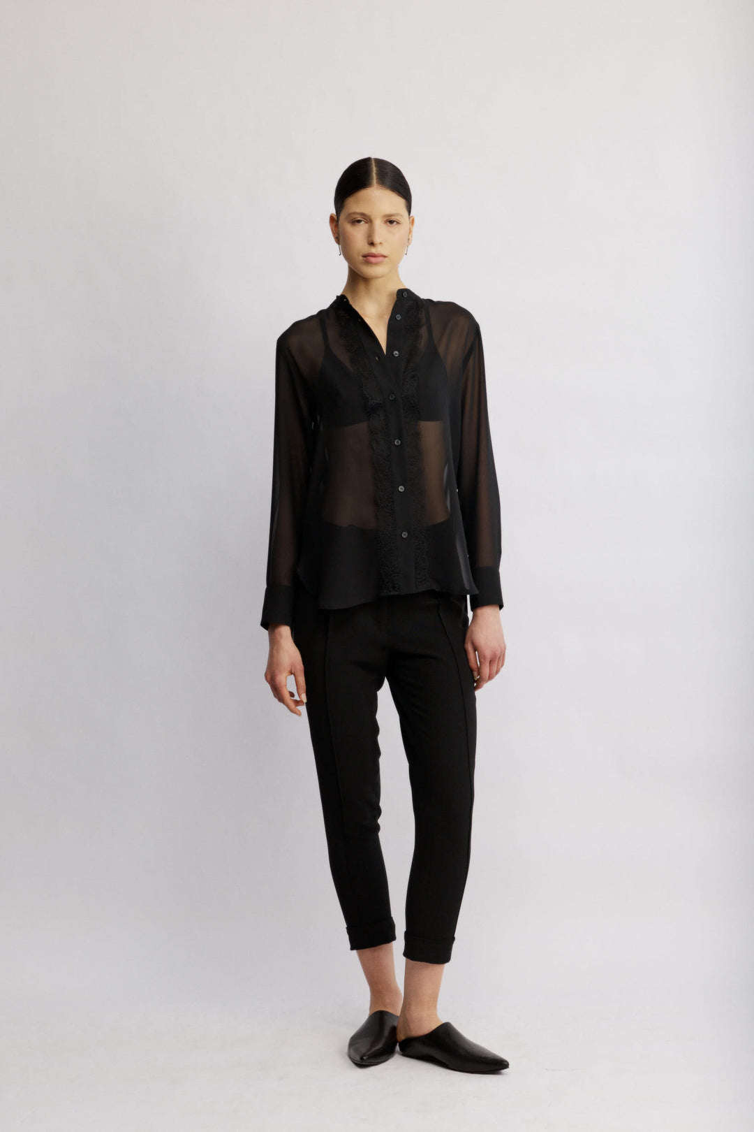 Suka מכופתרת שחורה בגזרה קלאסית מבד שקפקף ודיטייל תחרה משכית