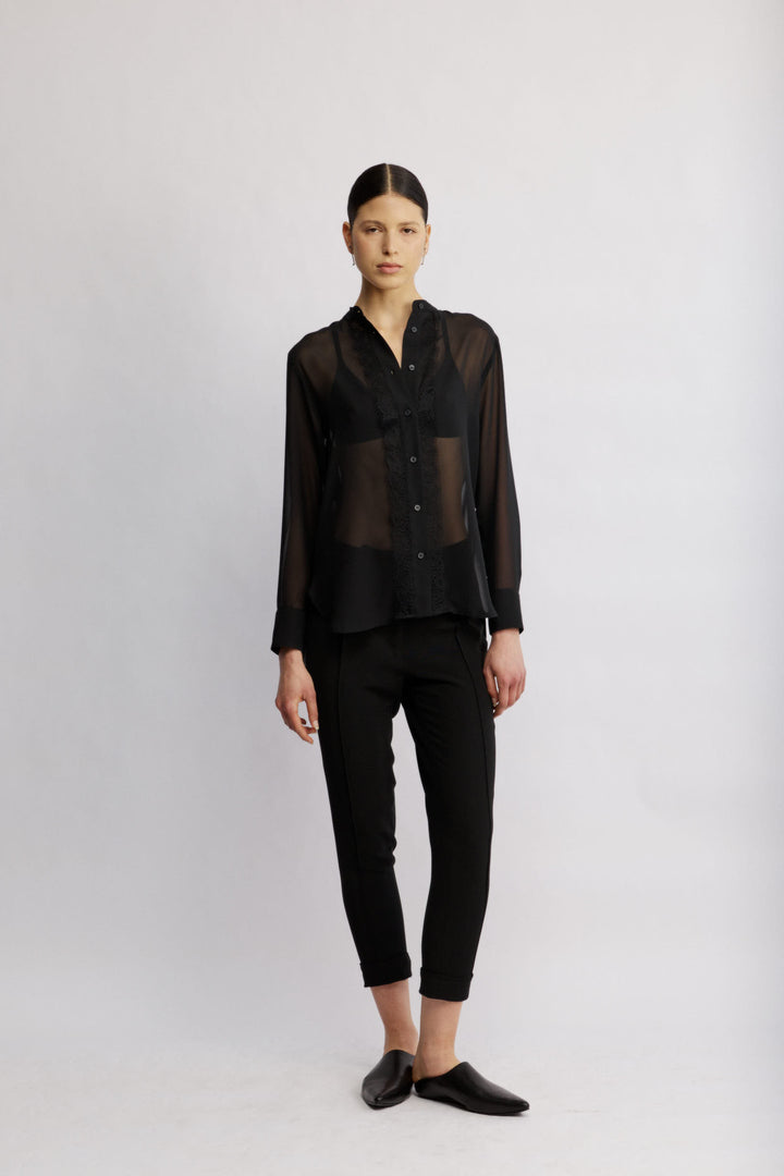 Suka מכופתרת שחורה בגזרה קלאסית מבד שקפקף ודיטייל תחרה משכית