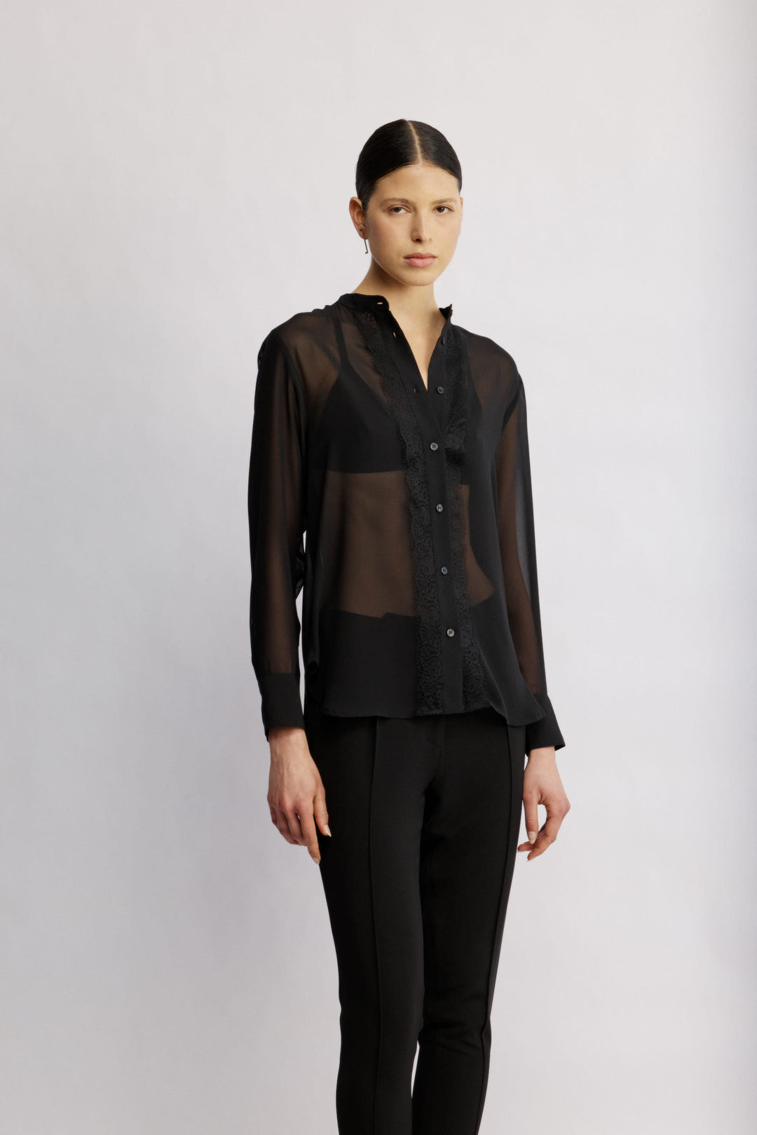 Suka מכופתרת שחורה בגזרה קלאסית מבד שקפקף ודיטייל תחרה משכית