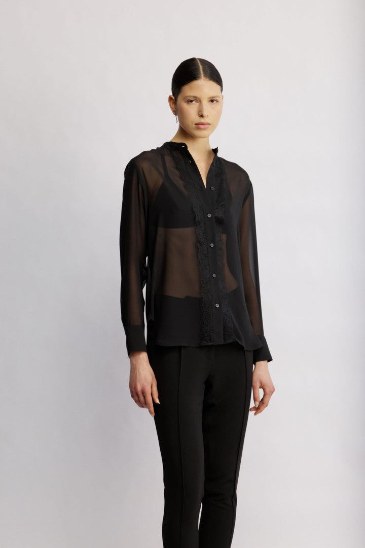 Suka מכופתרת שחורה בגזרה קלאסית מבד שקפקף ודיטייל תחרה משכית