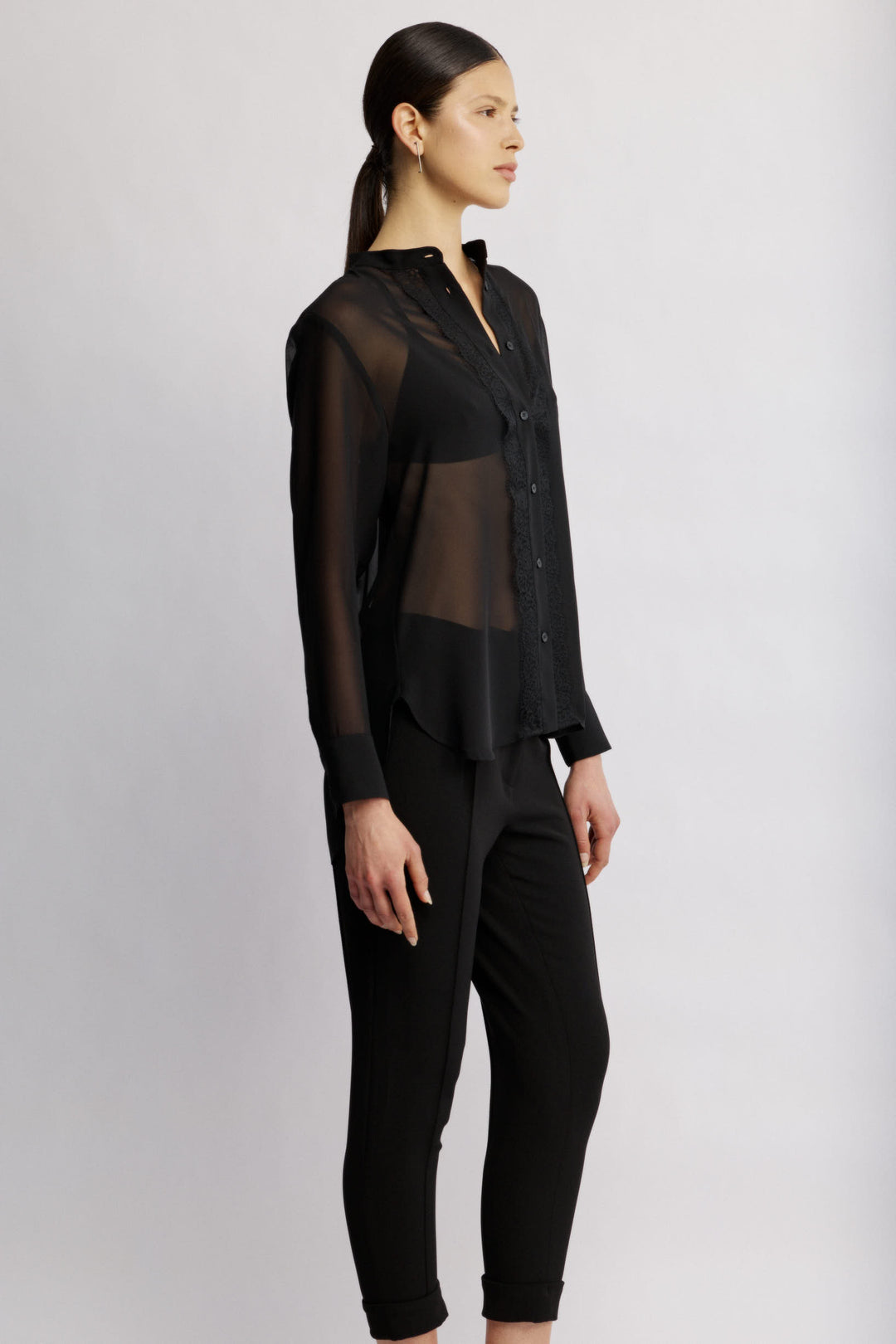 Suka מכופתרת שחורה בגזרה קלאסית מבד שקפקף ודיטייל תחרה משכית