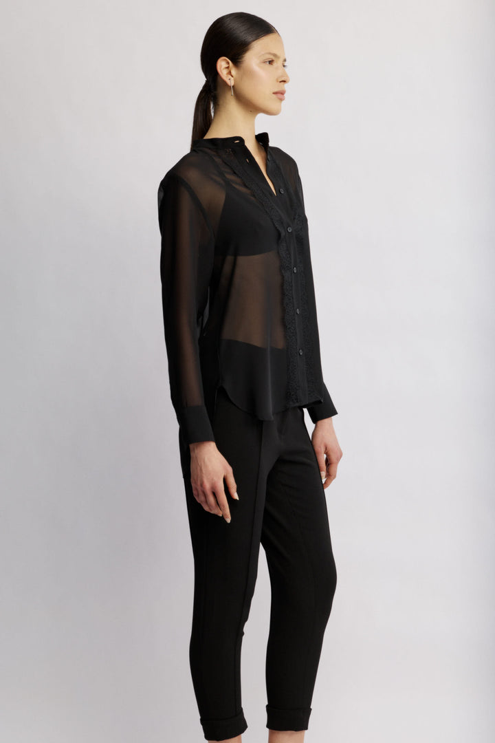 Suka מכופתרת שחורה בגזרה קלאסית מבד שקפקף ודיטייל תחרה משכית