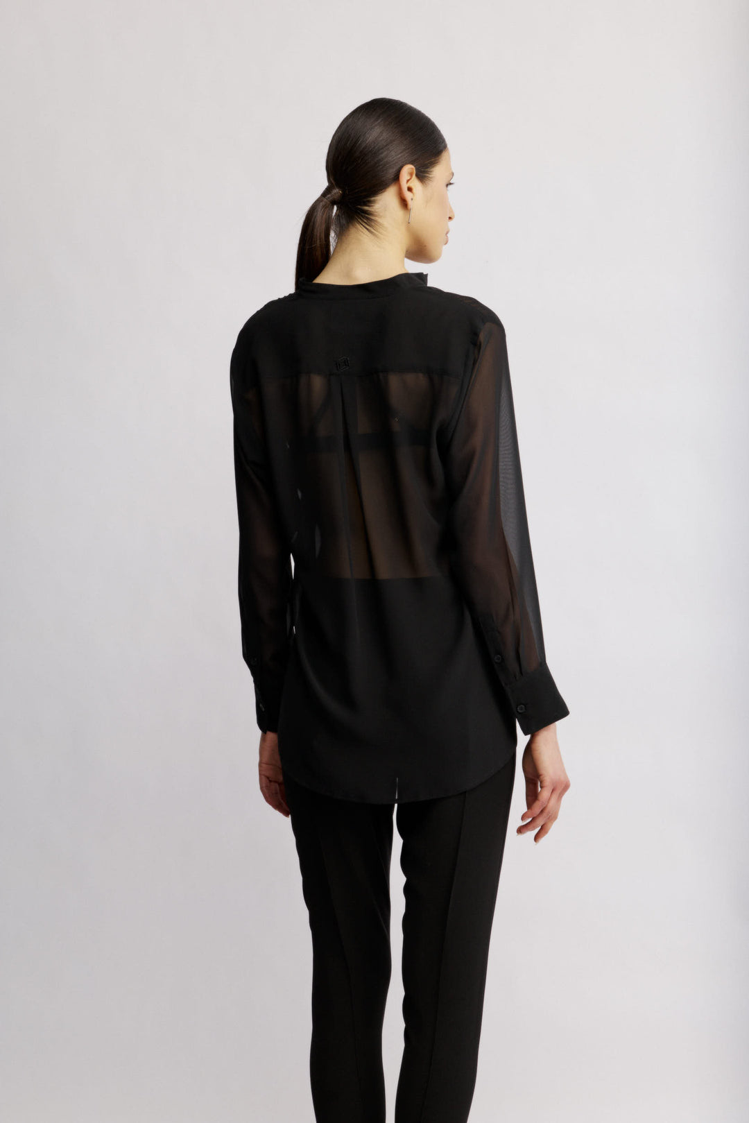 Suka מכופתרת שחורה בגזרה קלאסית מבד שקפקף ודיטייל תחרה משכית