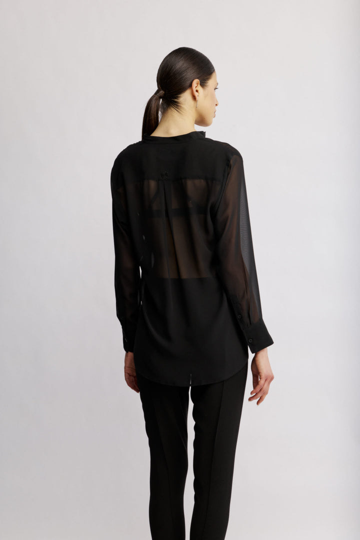 Suka מכופתרת שחורה בגזרה קלאסית מבד שקפקף ודיטייל תחרה משכית