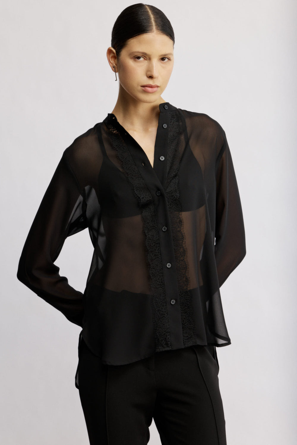 Suka מכופתרת שחורה בגזרה קלאסית מבד שקפקף ודיטייל תחרה משכית