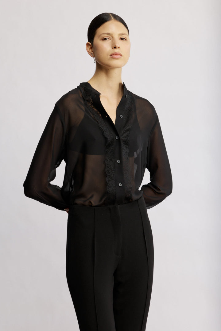 Suka מכופתרת שחורה בגזרה קלאסית מבד שקפקף ודיטייל תחרה משכית