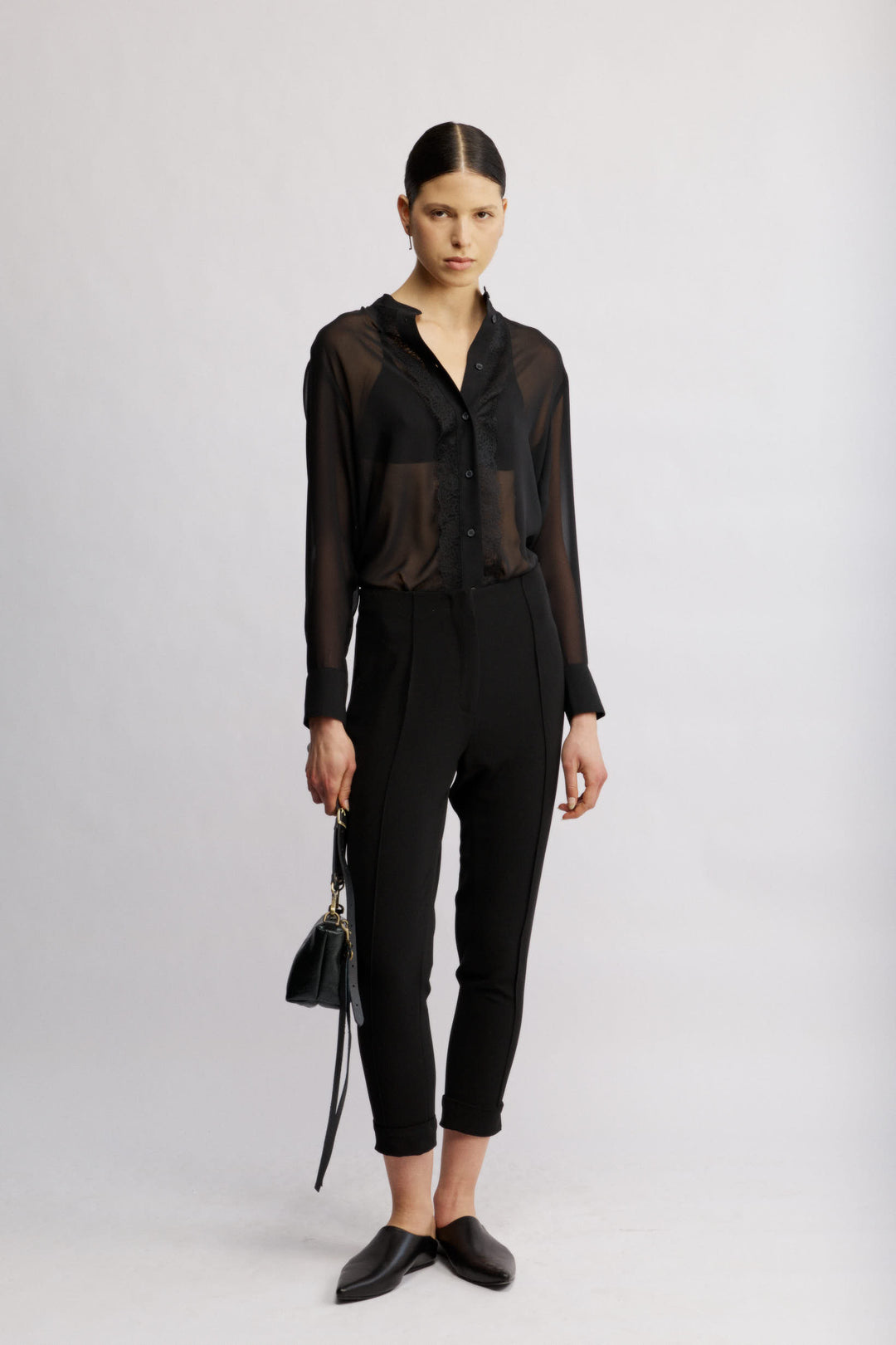 Suka מכופתרת שחורה בגזרה קלאסית מבד שקפקף ודיטייל תחרה משכית