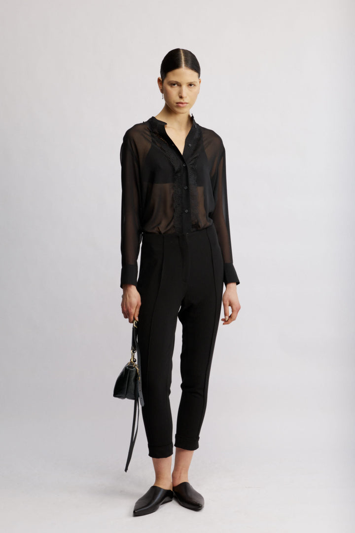 Suka מכופתרת שחורה בגזרה קלאסית מבד שקפקף ודיטייל תחרה משכית