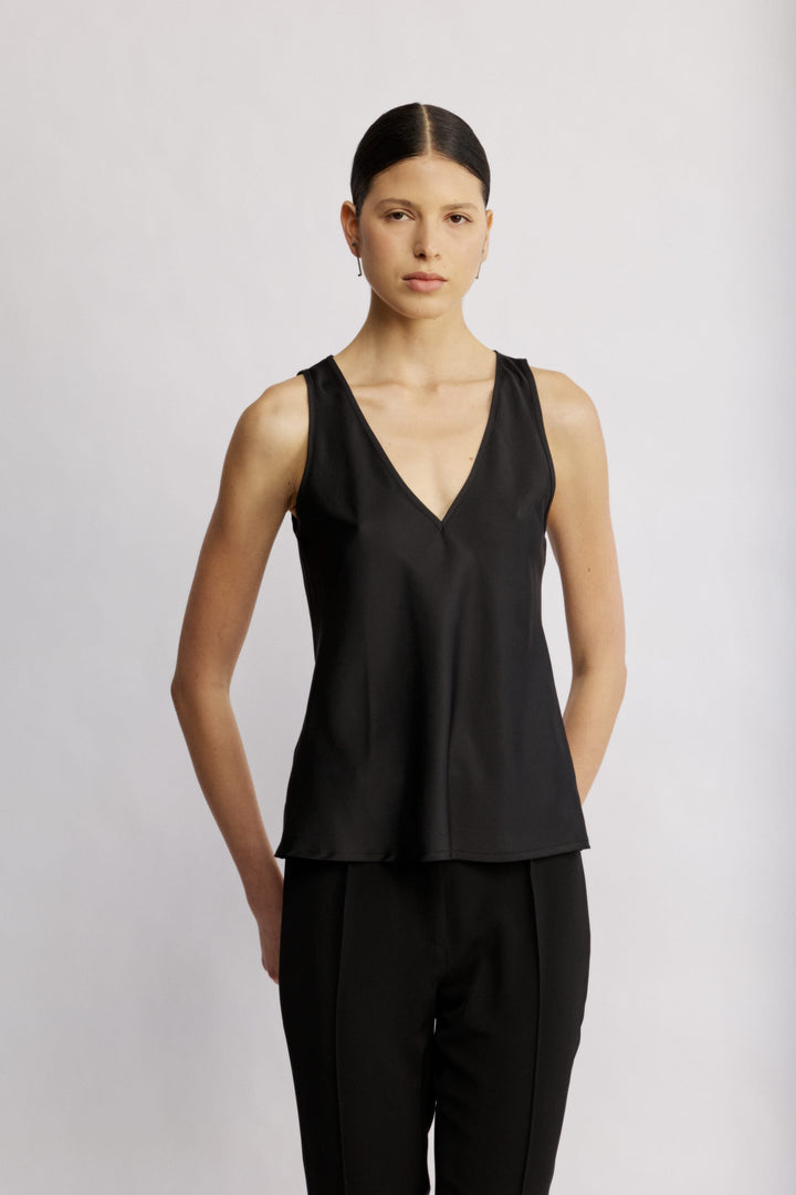 Effi גופיית סאטן מייקרופייבר איכותי שחורה עם מפתח ווי, ללא שרוולים משכית