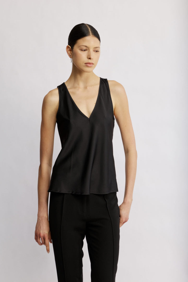 Effi גופיית סאטן מייקרופייבר איכותי שחורה עם מפתח ווי, ללא שרוולים משכית