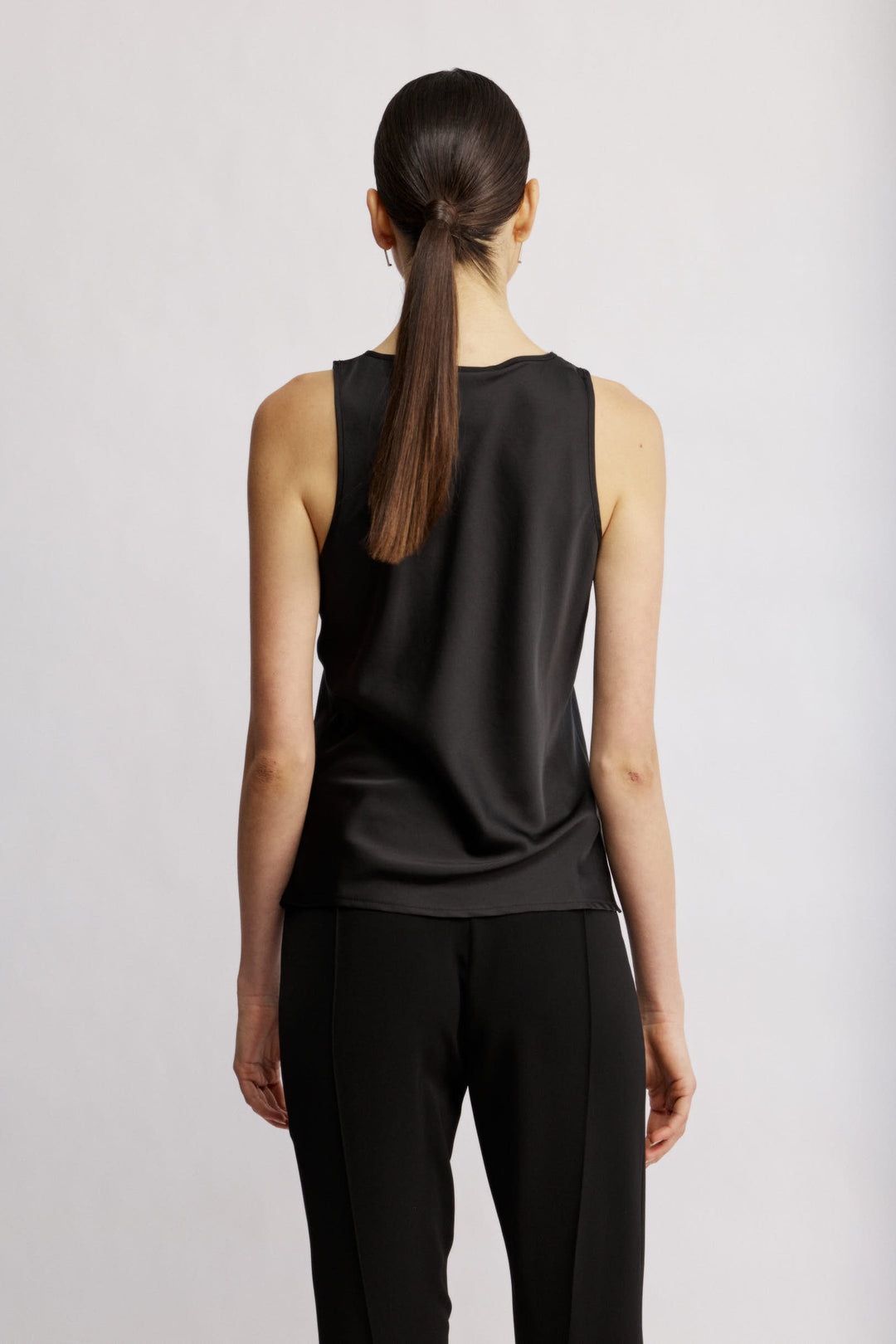 Effi גופיית סאטן מייקרופייבר איכותי שחורה עם מפתח ווי, ללא שרוולים משכית