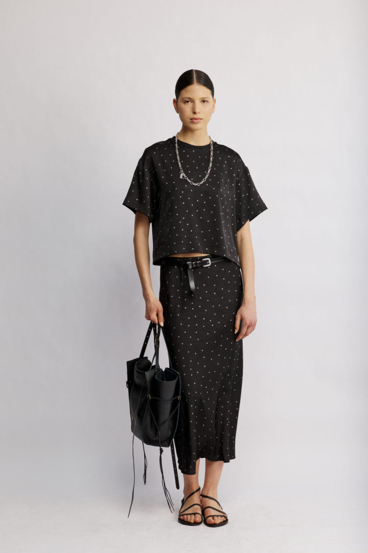 Eden חצאית מידי שחורה מנוקדת בגזרה ישרה מבד סאטן מייקרופייבר איכותי משכית