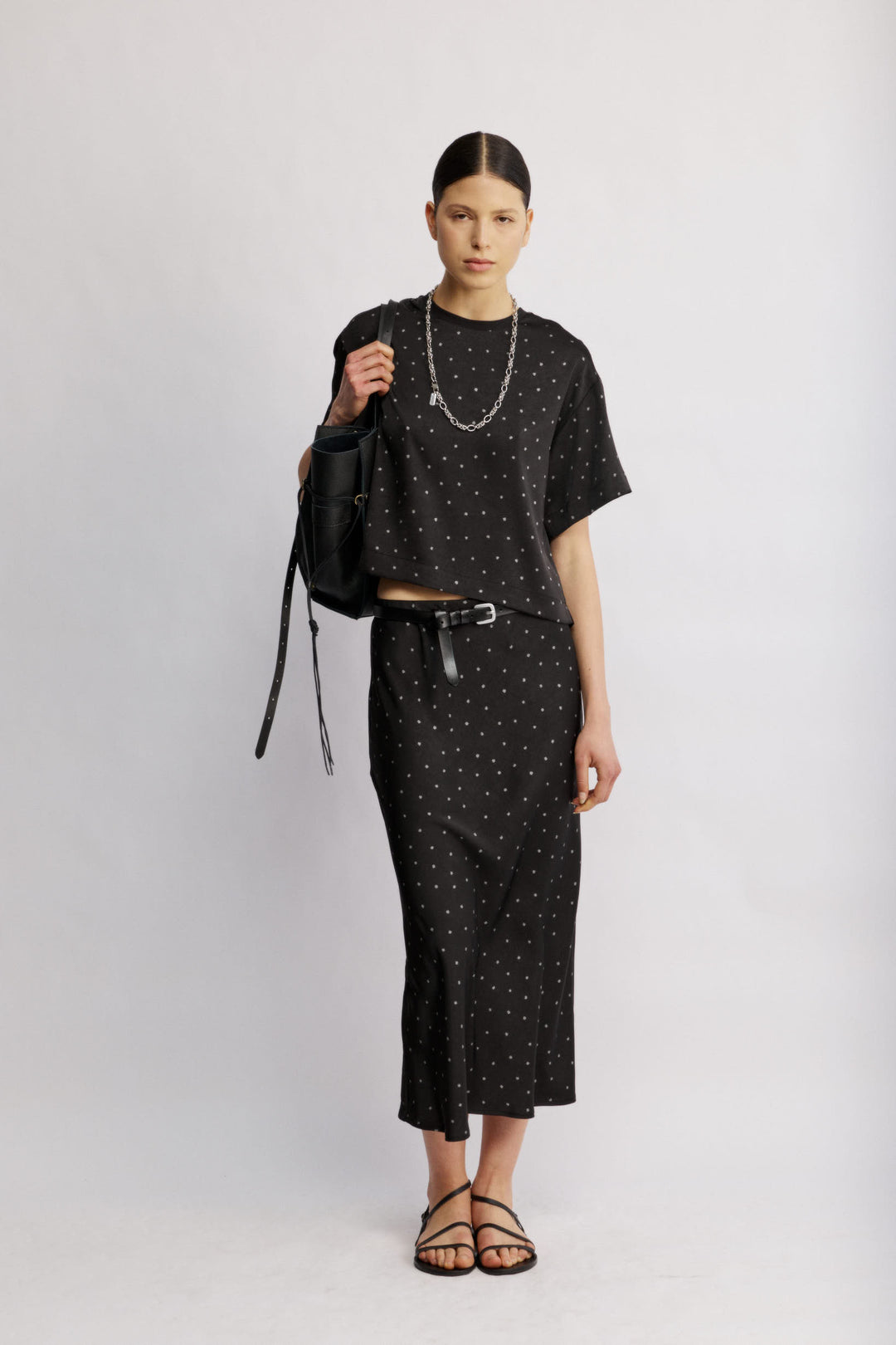 Eden חצאית מידי שחורה מנוקדת בגזרה ישרה מבד סאטן מייקרופייבר איכותי משכית