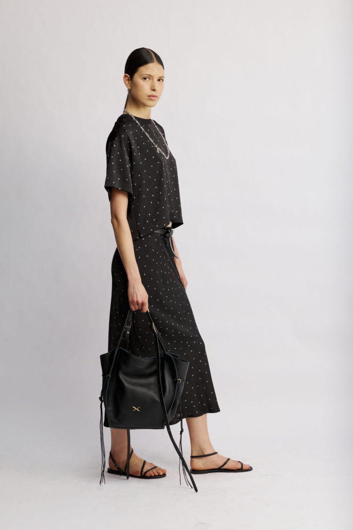 Eden חצאית מידי שחורה מנוקדת בגזרה ישרה מבד סאטן מייקרופייבר איכותי משכית