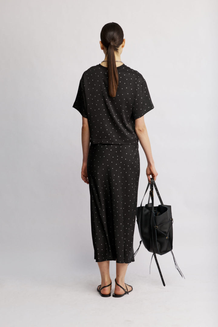 Eden חצאית מידי שחורה מנוקדת בגזרה ישרה מבד סאטן מייקרופייבר איכותי משכית