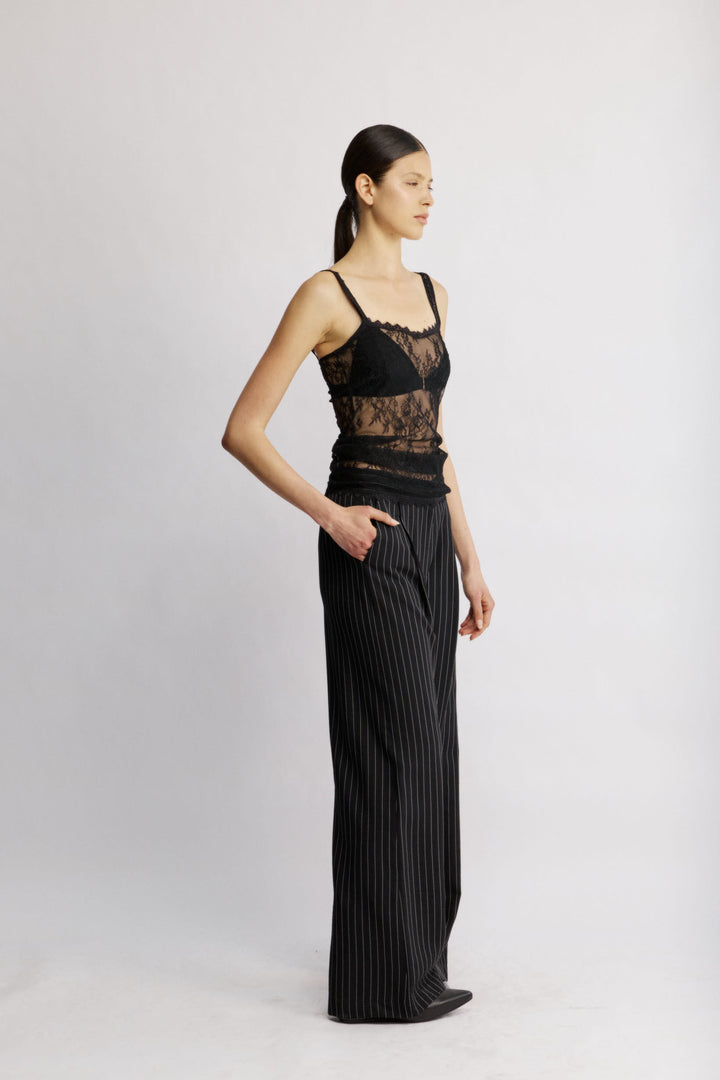 Mark מכנס מחוייט שחור בגזרה ישרה ומותן גבוהה בעלת דוגמת פסים עדינה משכית