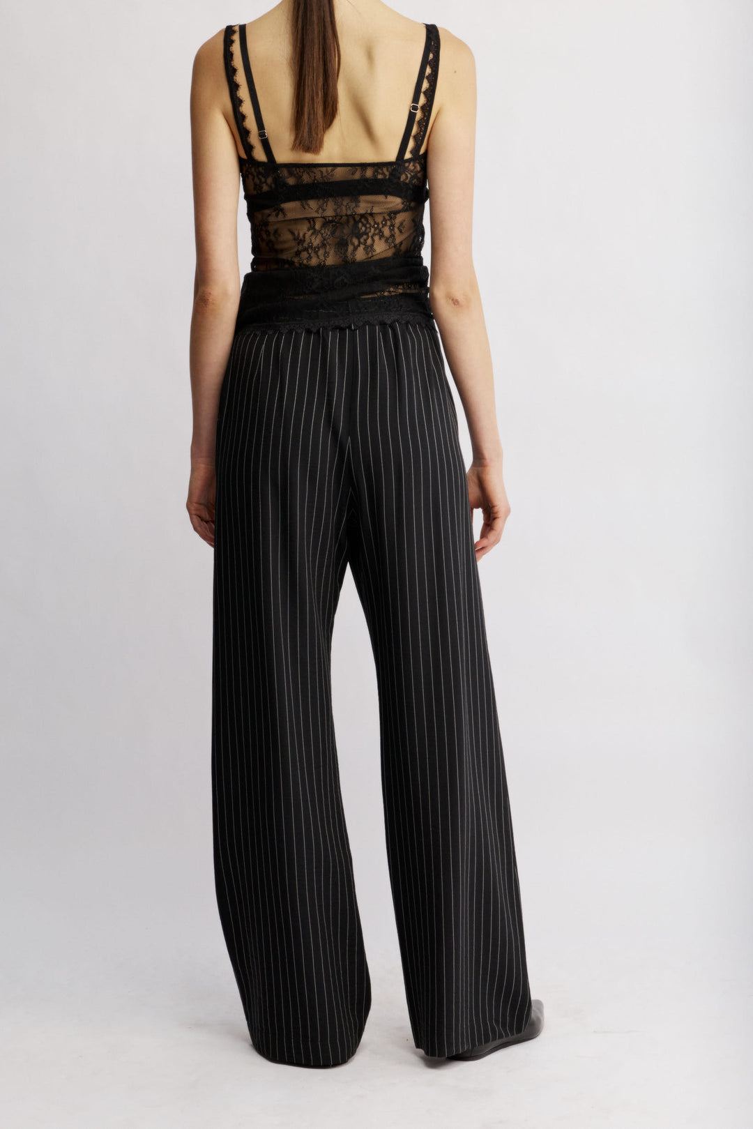 Mark מכנס מחוייט שחור בגזרה ישרה ומותן גבוהה בעלת דוגמת פסים עדינה משכית